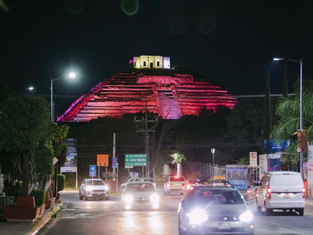 Chepe Guerrero ilumina de rosa la Pirámide de El Pueblito para crear conciencia sobre el cáncer de mama