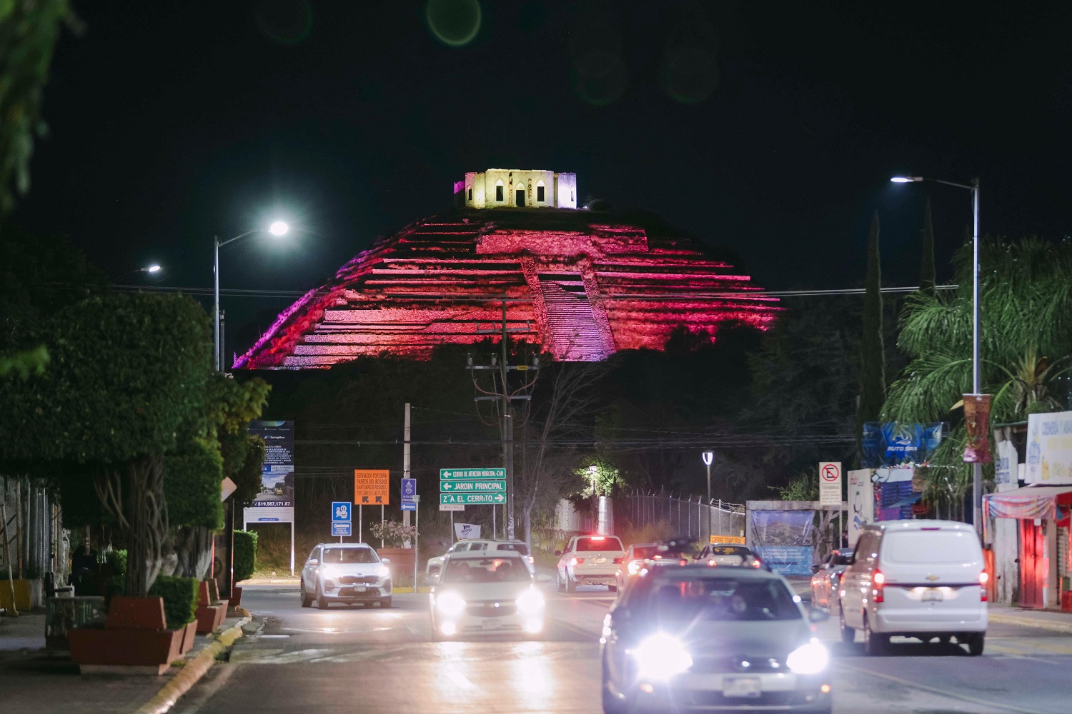 Lee más sobre el artículo Chepe Guerrero ilumina de rosa la Pirámide de El Pueblito para crear conciencia sobre el cáncer de mama