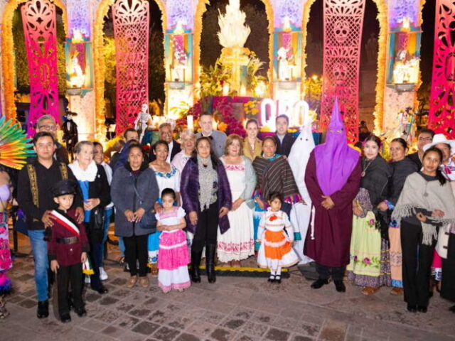 Inauguran autoridades altar monumental de Plaza de Armas