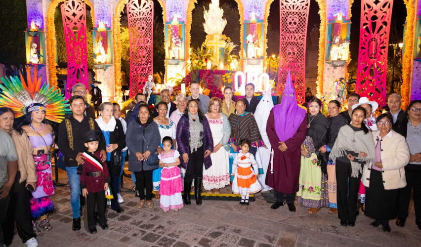 Lee más sobre el artículo Inauguran autoridades altar monumental de Plaza de Armas