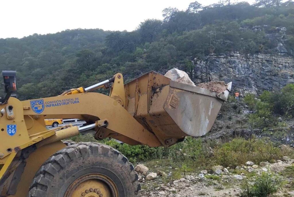 Lee más sobre el artículo Atiende CEI contingencias en caminos de la Sierra Gorda y el semidesierto queretano