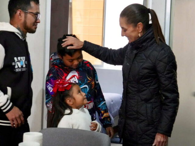 Sheinbaum encabeza entrega de viviendas para el bienestar en Morelia
