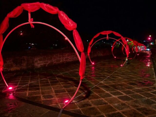 Puente de la Historia se ilumina de rosa por la detección y atención del cáncer de mama