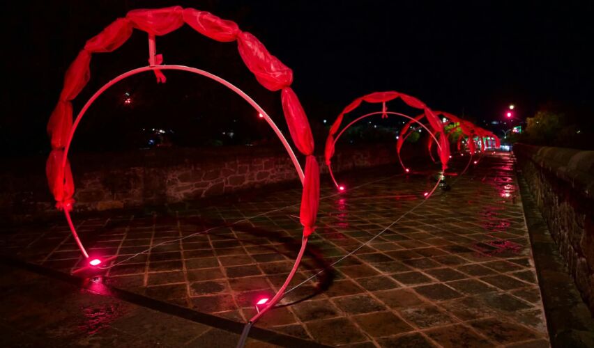 Lee más sobre el artículo Puente de la Historia se ilumina de rosa por la detección y atención del cáncer de mama